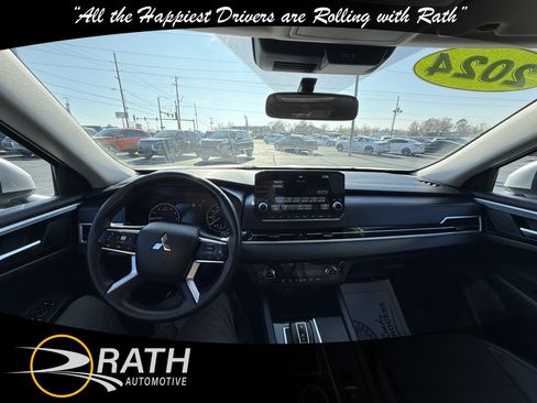 Used 2024 Mitsubishi Outlander SE image 14