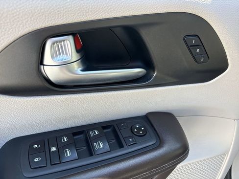 Used 2021 Chrysler Pacifica Touring-L FWD image 23