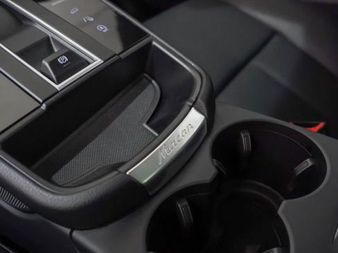 Certified 2025 Porsche Macan AWD/4WD image 34