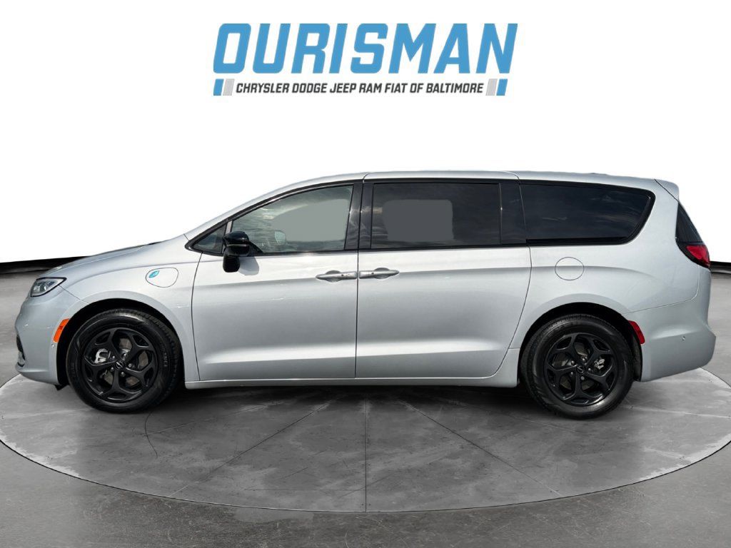 Used 2023 Chrysler Pacifica Limited w/ S Appearance Package FWD image 3