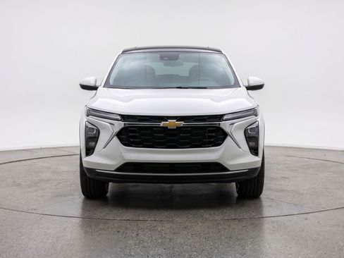 Used 2025 Chevrolet Trax LT FWD image 2