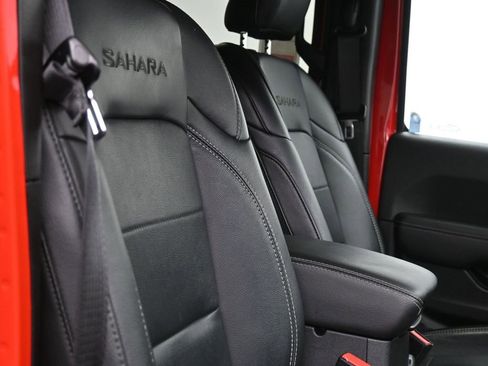 Used 2022 Jeep Wrangler Unlimited Sahara w/ Cold Weather Group image 8