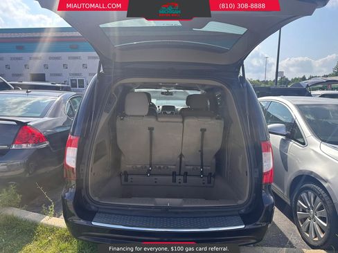 Used 2013 Chrysler Town & Country Touring FWD image 7