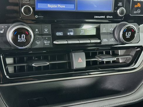 Used 2021 Toyota Highlander XLE FWD image 24