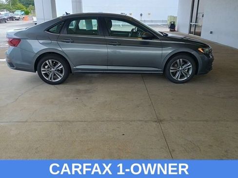 Used 2024 Volkswagen Jetta SE FWD image 2