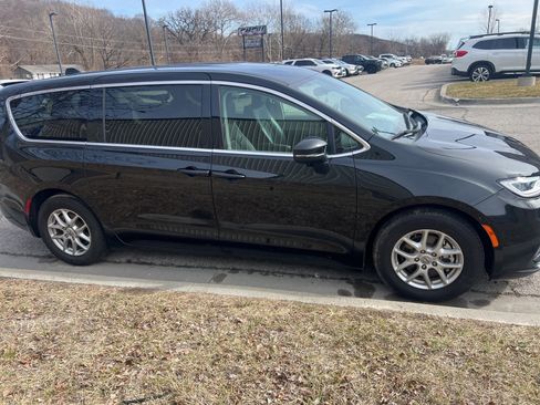 Used 2023 Chrysler Pacifica Touring-L image 4