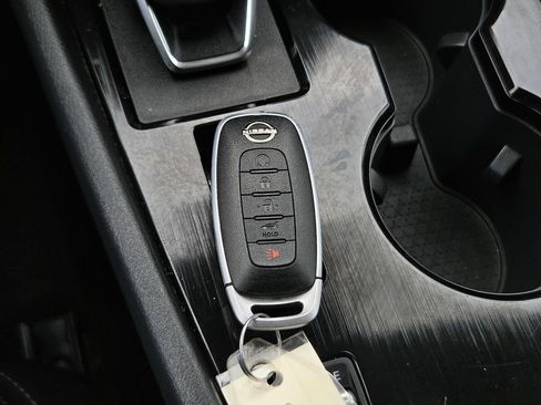 Used 2025 Nissan Rogue SV FWD image 39