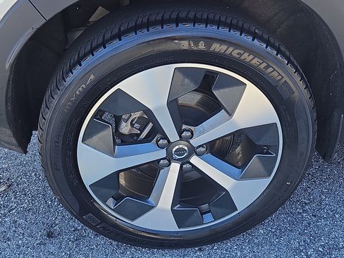 Used 2025 Volvo XC40 B5 Plus w/ Protection Package Premier image 31