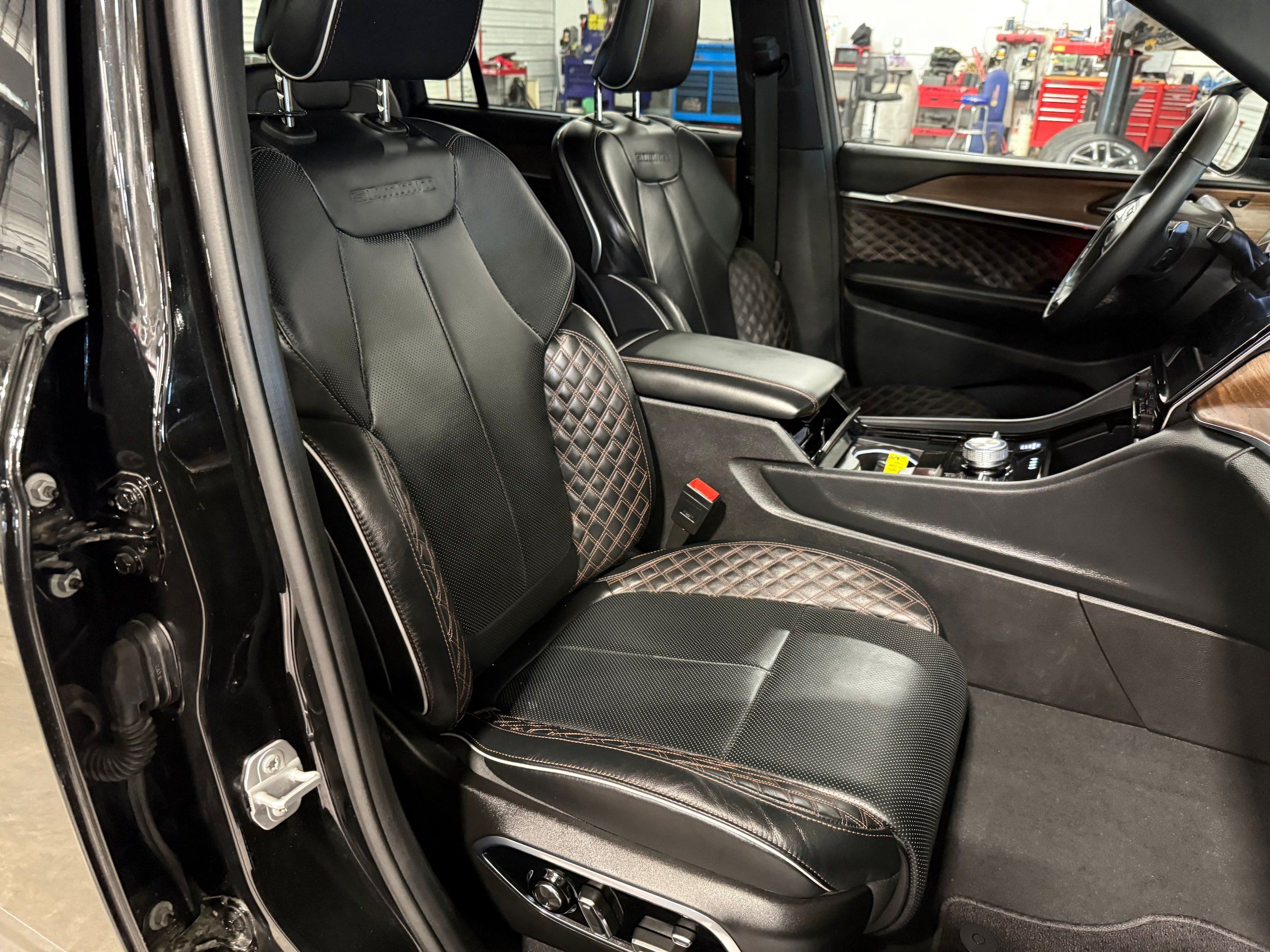 Used 2025 Jeep Grand Cherokee L Summit w/ Luxury Tech Group V AWD/4WD image 10