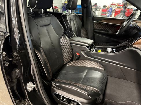 Used 2025 Jeep Grand Cherokee L Summit w/ Luxury Tech Group V AWD/4WD image 10