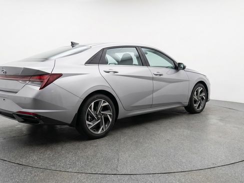 Used 2025 Hyundai Elantra SEL FWD image 9
