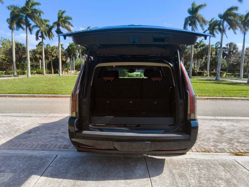 Used 2017 Cadillac Escalade Premium Luxury AWD/4WD image 16