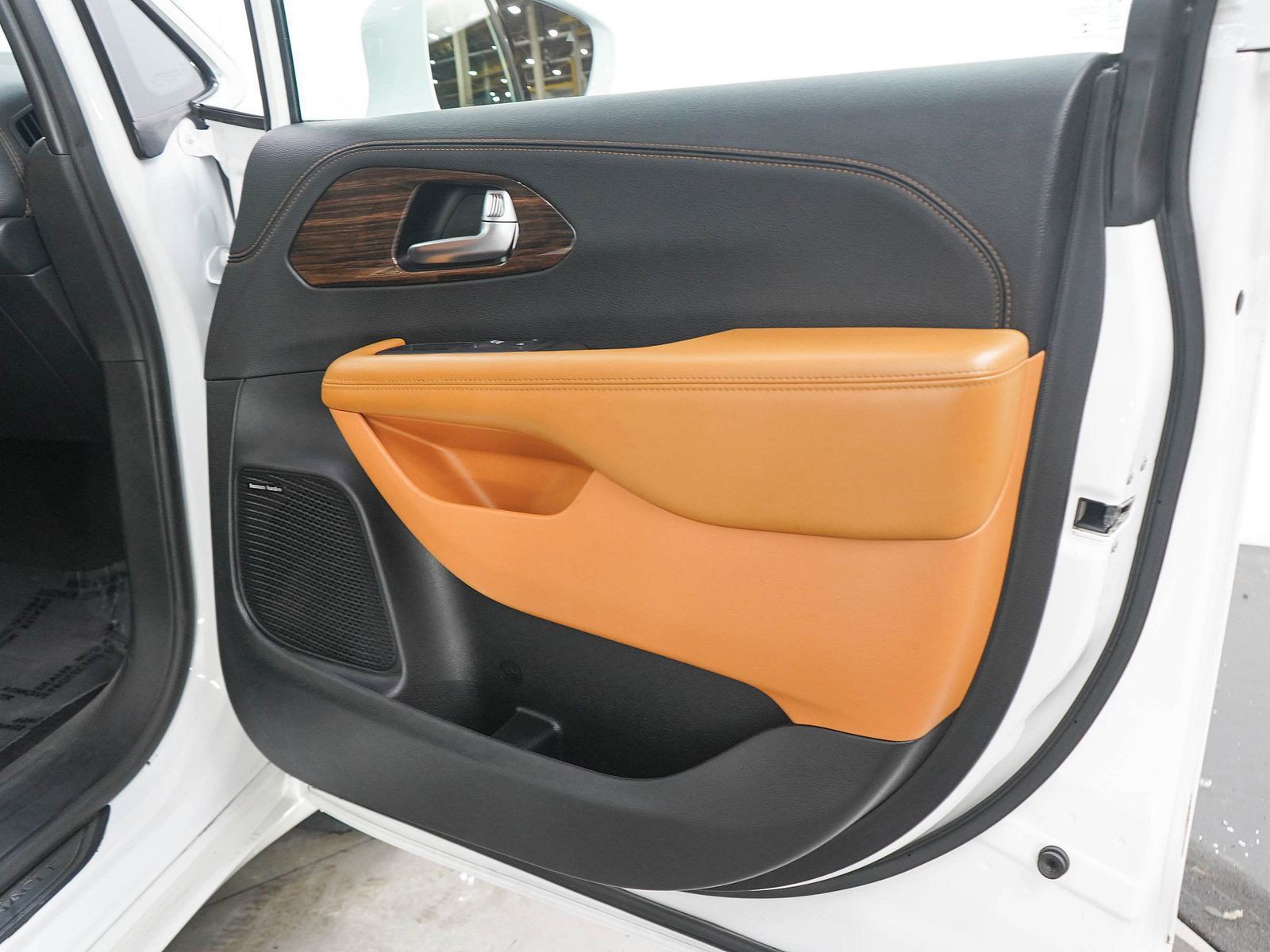 Used 2022 Chrysler Pacifica Pinnacle AWD/4WD image 9
