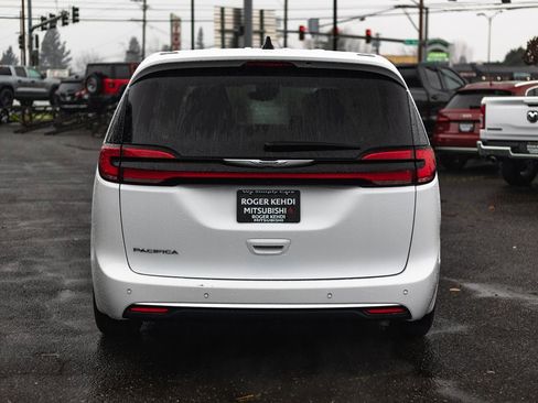 Used 2024 Chrysler Pacifica Touring-L image 9