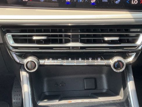 Used 2025 Chevrolet Traverse LT AWD/4WD image 21