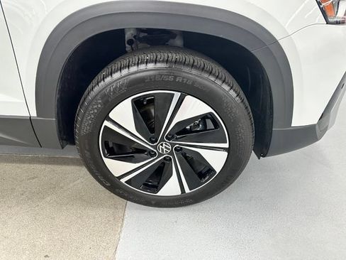 New 2025 Volkswagen Taos SE w/ Panoramic Sunroof Package AWD/4WD image 18
