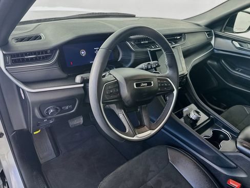 Used 2024 Jeep Grand Cherokee L Laredo image 30