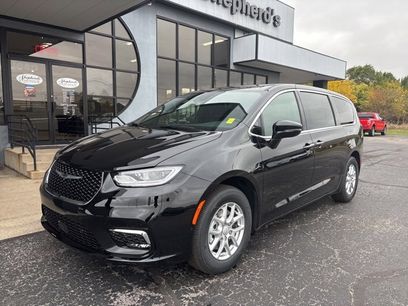 New 2026 Chrysler Pacifica Select