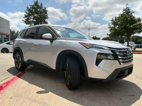 Used 2025 Nissan Rogue SV AWD/4WD image 4