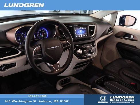Used 2018 Chrysler Pacifica Touring-L FWD image 8