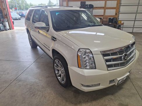 Used 2011 Cadillac Escalade ESV Platinum AWD/4WD image 10