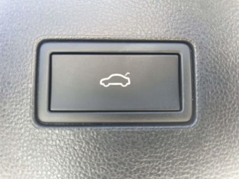 Certified 2025 Volkswagen Atlas SE FWD image 9