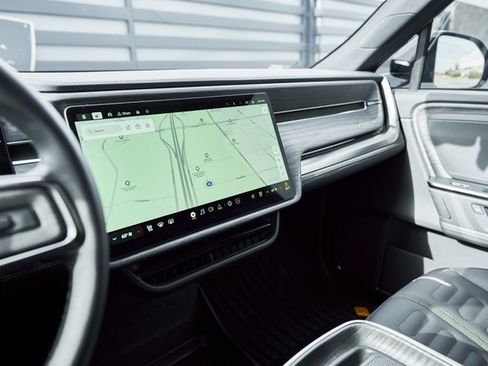 Used 2025 Rivian R1S Adventure image 70