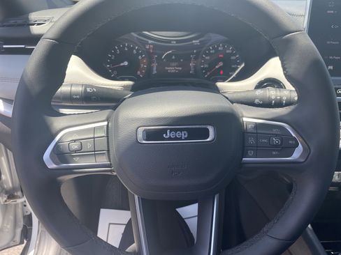 Used 2025 Jeep Compass Limited AWD/4WD image 10