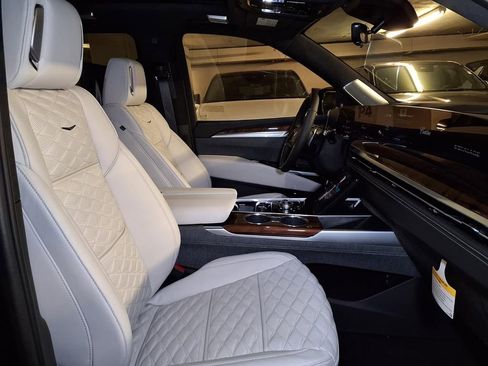 New 2026 Cadillac Escalade ESV Platinum Sport AWD/4WD image 4