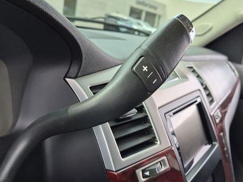 Used 2010 Cadillac Escalade Luxury AWD/4WD image 31
