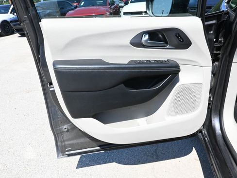 Used 2023 Chrysler Pacifica Touring-L FWD image 8