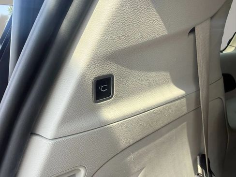Used 2019 Chrysler Pacifica Touring-L FWD image 40