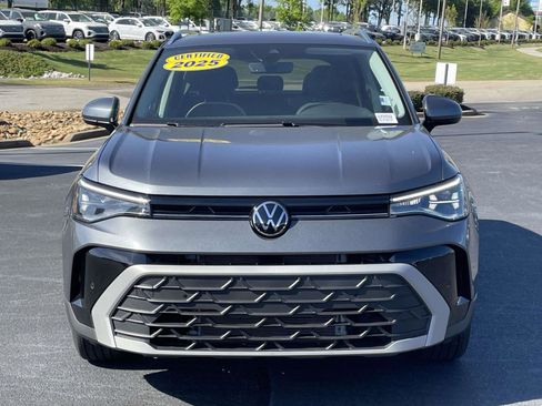 Used 2025 Volkswagen Taos SE w/ Panoramic Sunroof Package FWD image 2