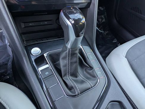 Certified 2025 Volkswagen Taos SE FWD image 11
