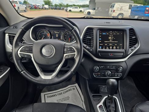 Used 2018 Jeep Cherokee Latitude Plus FWD image 16