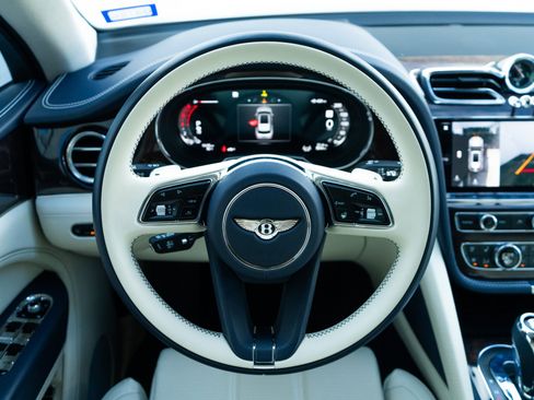 Used 2024 Bentley Bentayga image 8