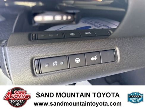 Used 2025 Nissan Pathfinder SV image 14