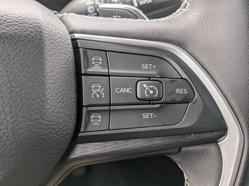 Used 2023 Jeep Grand Cherokee Laredo AWD/4WD image 24