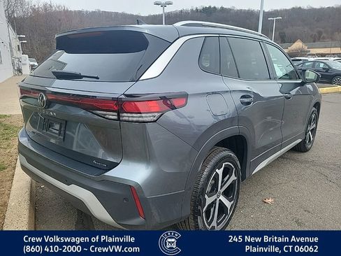 Certified 2025 Volkswagen Tiguan SE image 3