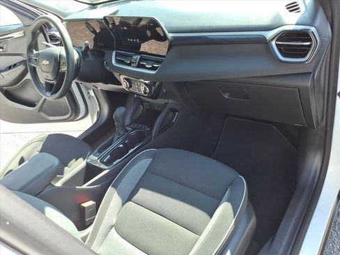 Used 2025 Chevrolet TrailBlazer LT AWD/4WD image 17