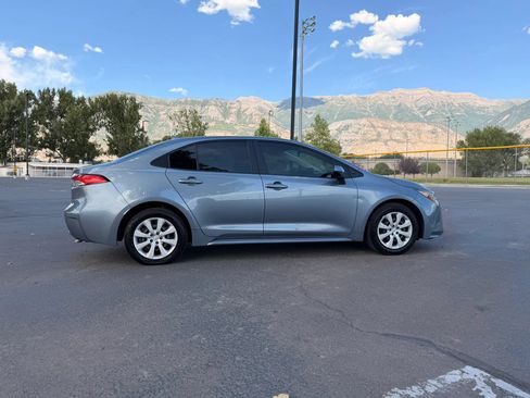 Used 2022 Toyota Corolla LE FWD image 3