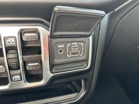 Certified 2022 Jeep Gladiator Sport AWD/4WD image 18