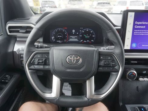 Certified 2025 Toyota Tacoma TRD Off-Road AWD/4WD image 3