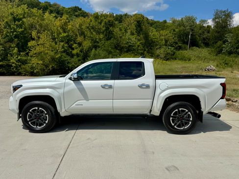 Used 2025 Toyota Tacoma Limited AWD/4WD image 7