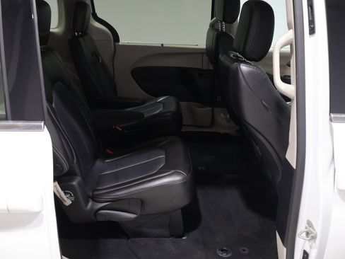 Used 2023 Chrysler Pacifica Touring-L FWD image 19