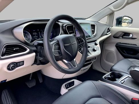 Used 2024 Chrysler Pacifica Touring-L FWD image 17