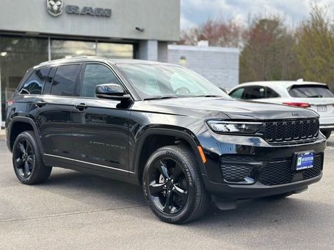 Used 2025 Jeep Grand Cherokee Altitude AWD/4WD image 8