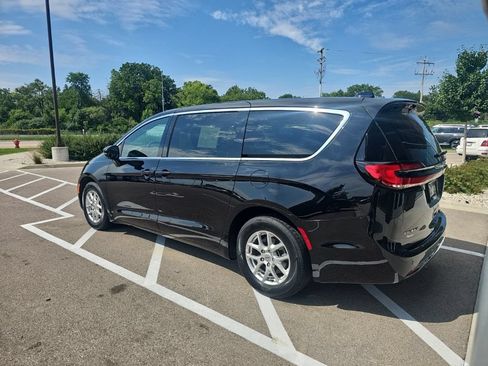 Used 2025 Chrysler Pacifica Select FWD image 3