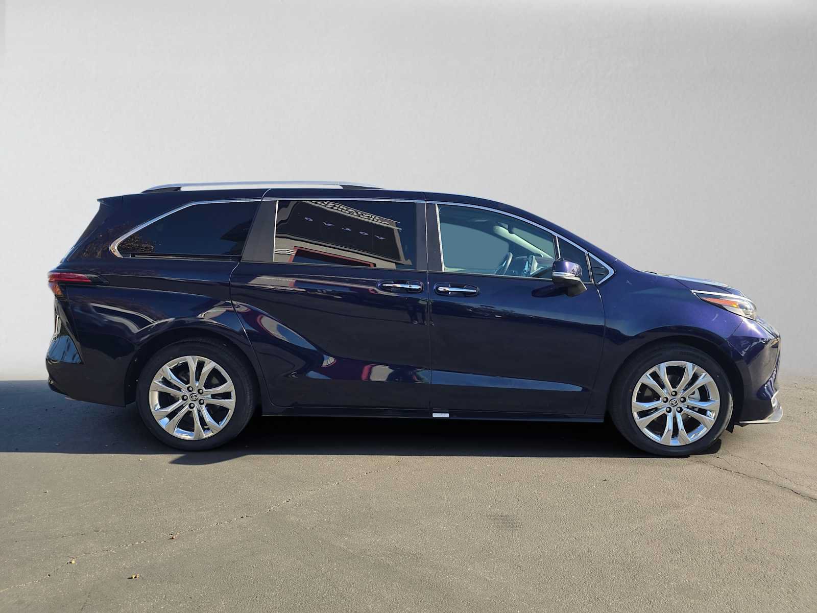 Used 2023 Toyota Sienna Platinum FWD image 2