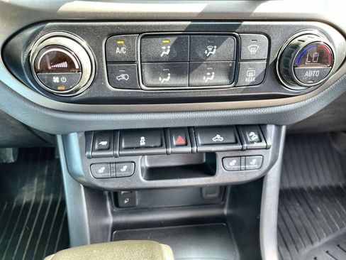 Used 2018 Chevrolet Colorado Z71 AWD/4WD image 17